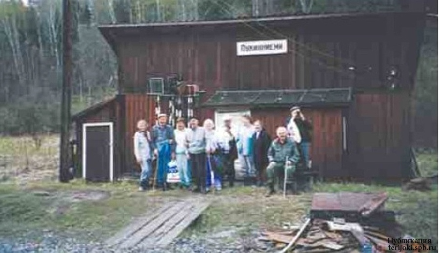 Остановочный пункт Пукинниеми в 1991 году. Станционная табличка укреплена на сарае для хранения путеремонтного инструмента. Ни пассажирской платформы, ни билетной кассы в Пукинниеми нет. Источник фото: www.kurkijokelainen.fi