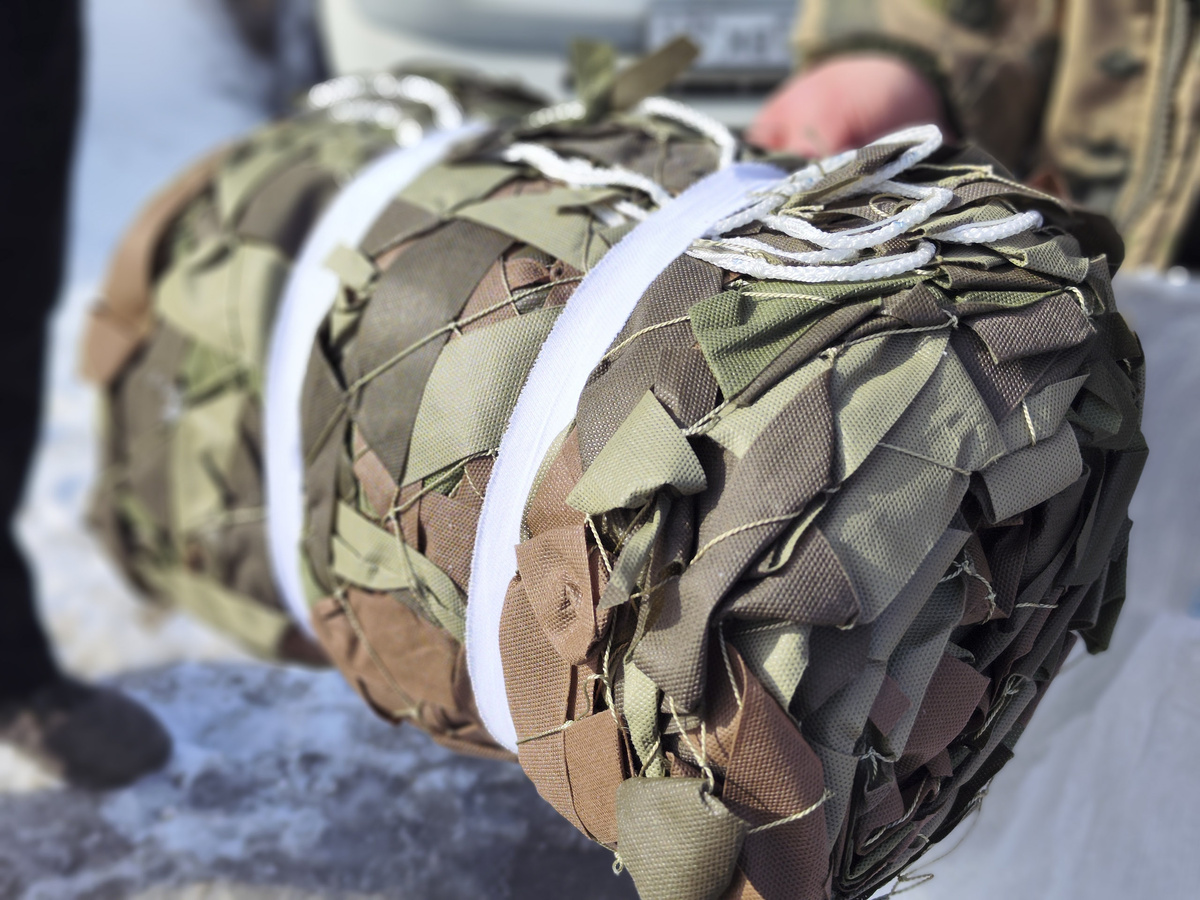 В ближайшее время маскировочную сеть отправят в зону проведения спецоперации.  Фото: ФедералПресс / Ксения Кобалия