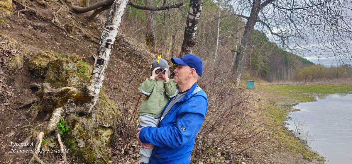 Богдан с дедушкой. Богдану нравится смотреть в бинокль