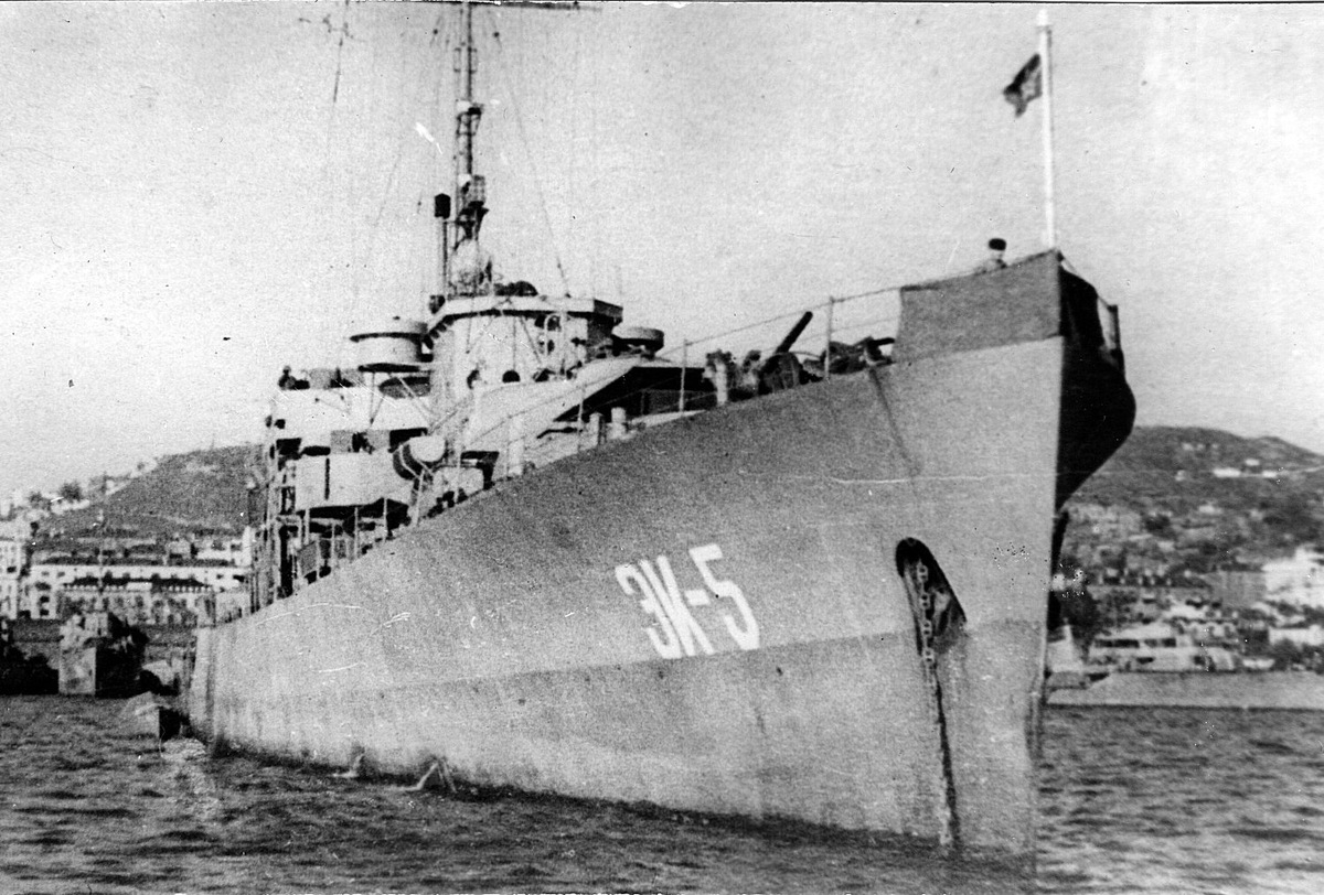 ЭК-5 (до 13.02.1945 г. PF.37 «San Pedro»). 23.07.1945 г. прибыл в Петропавловск-Камчатский и вошел в состав ТОФ. 12.08.1945 участвовал в высадке десанта в Расин. 17.02.1950 г. исключен из состава ВМФ СССР и возвращен США в Майдзуру (Япония).