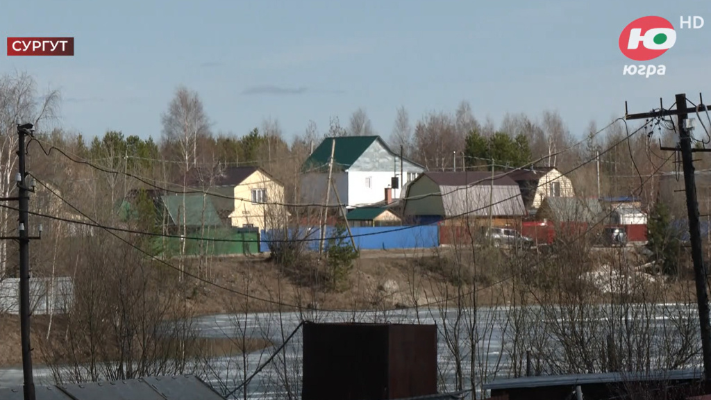    В Сургуте спасатели расчистили русло Чёрной реки, воды которой подтопили дачи