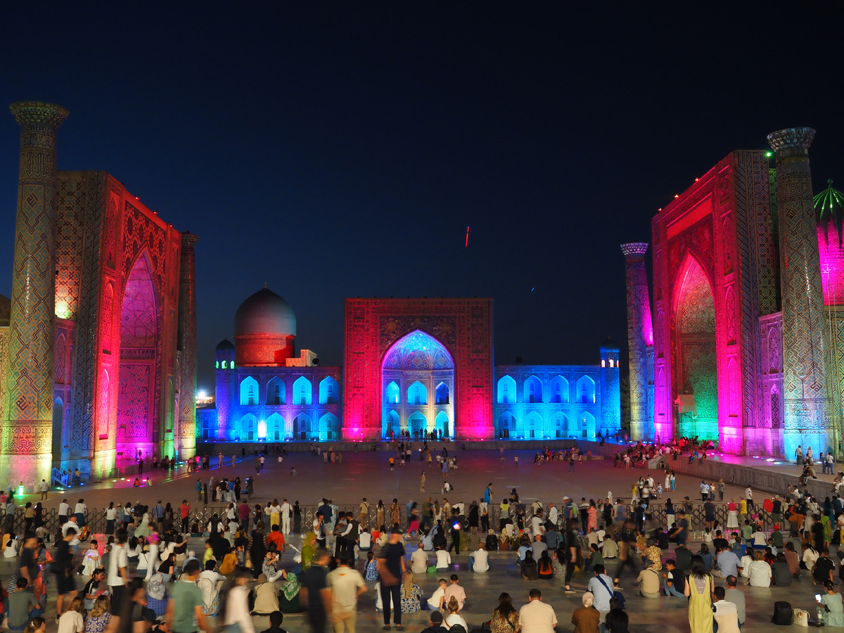 Иллюминация на площади Регистан в Самарканде