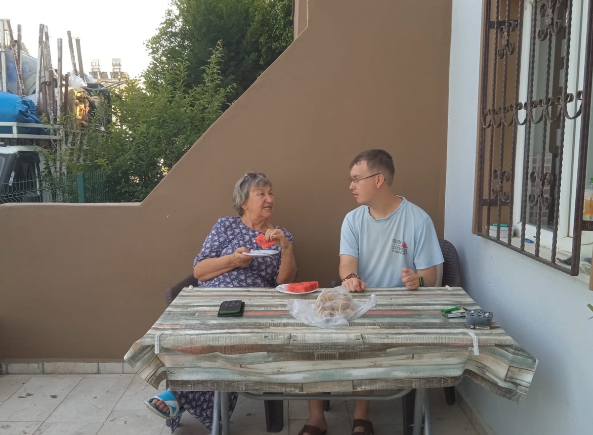 Егор с бабушкой. Едят арбузик на площадке у дома