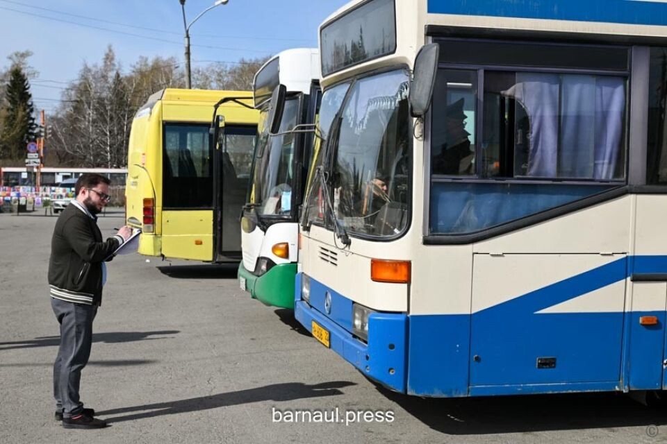    Рейд по проверке автобусов. Источник: Barnaul.press