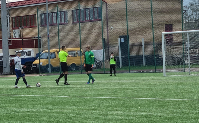 Игрок сборной Кунгура Руслан Туаев (№ 91) готовится исполнить одиннадцатиметровый штрафной удар, который принесёт его команде победу