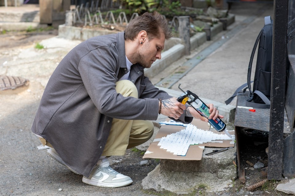    Художник за работой. Фото: Вероника БАРАНОВСКАЯ.