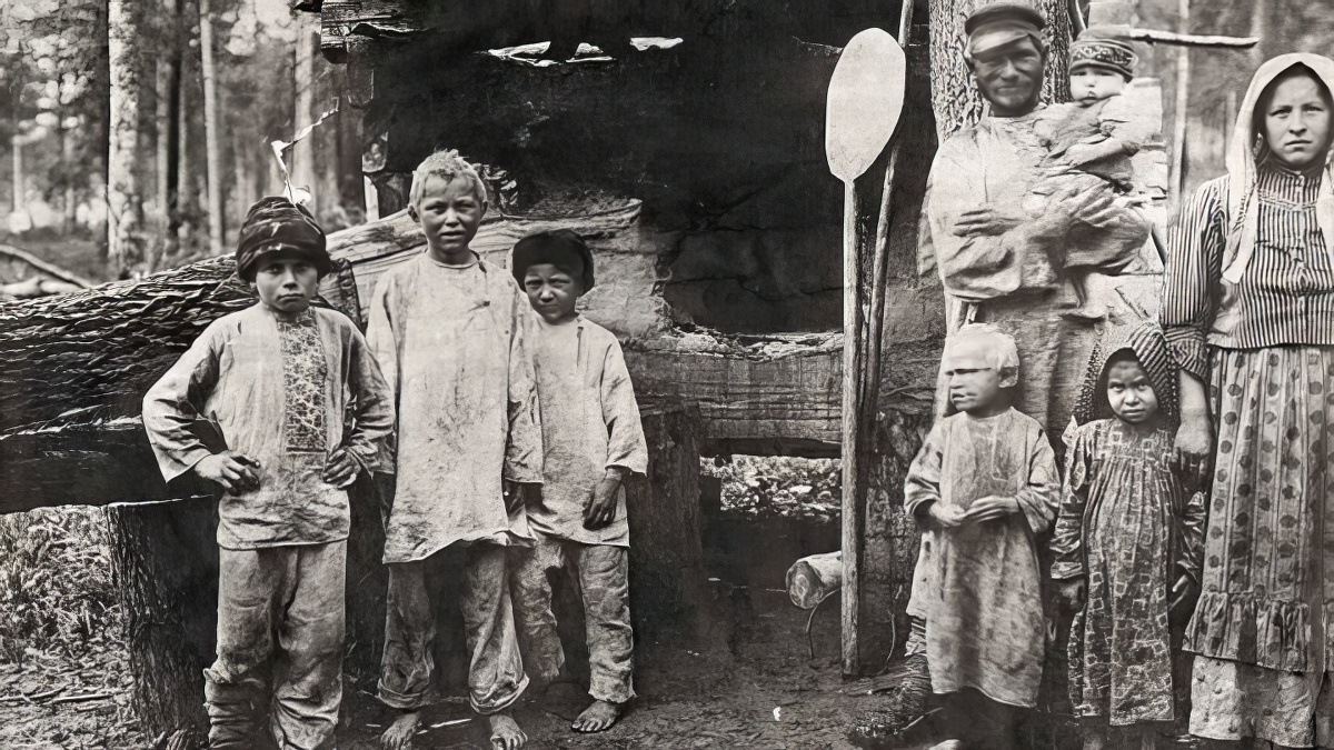 Крестьяне-переселенцы у временного жилья Минусинский уезд. Начало ХХ века