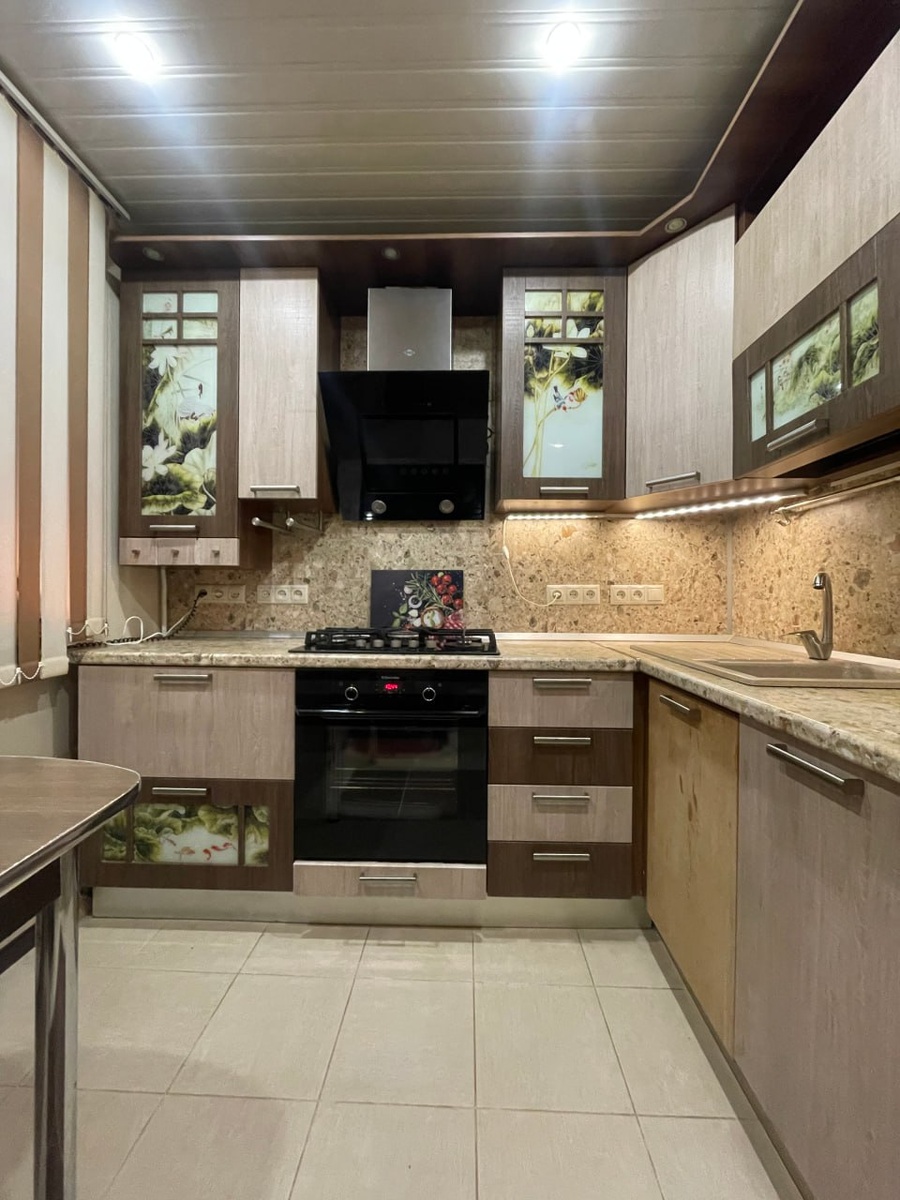 Кухня с устаревшим дизайном