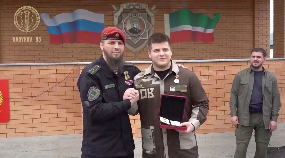 Адам Кадыров снова с наградой — на этот раз юбилейной. Источник: видео из телеграм-канала Рамзана Кадырова