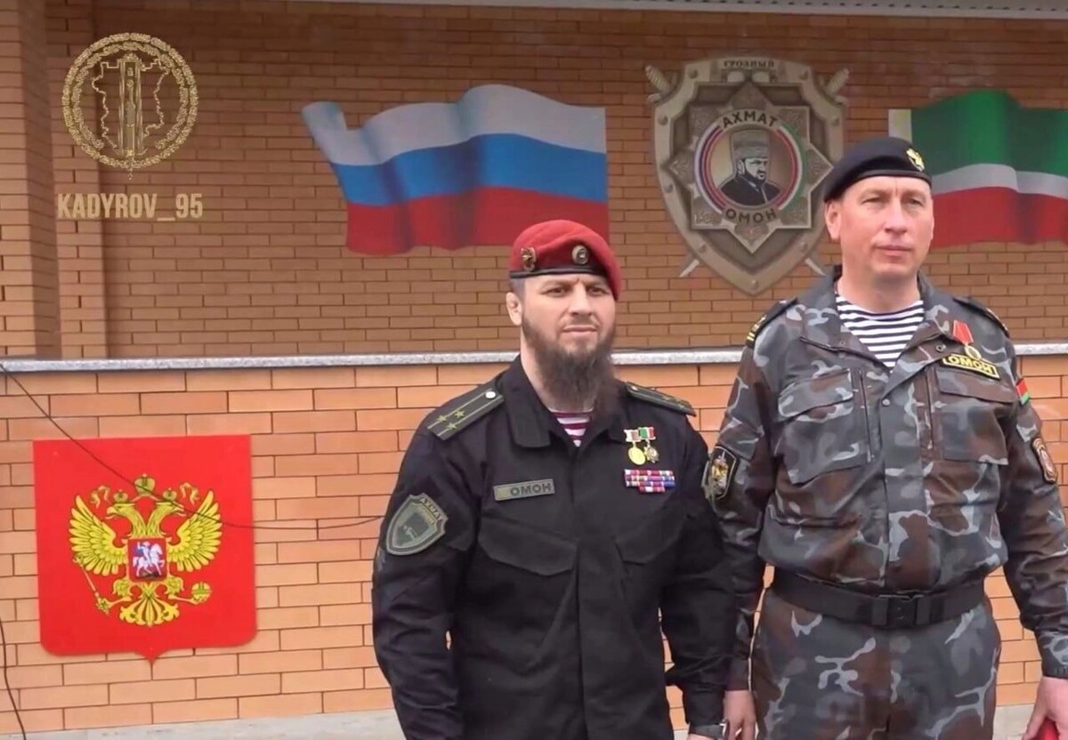 В соцсетях заметили, что на видео с награждением Адама Кадырова на гербе РФ пропали кресты. Фото: скриншот из видео