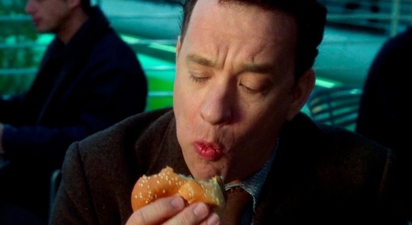 Том Хэнкс в роли Виктора Наворски, сцена с бургером, «Терминал» (2004)
