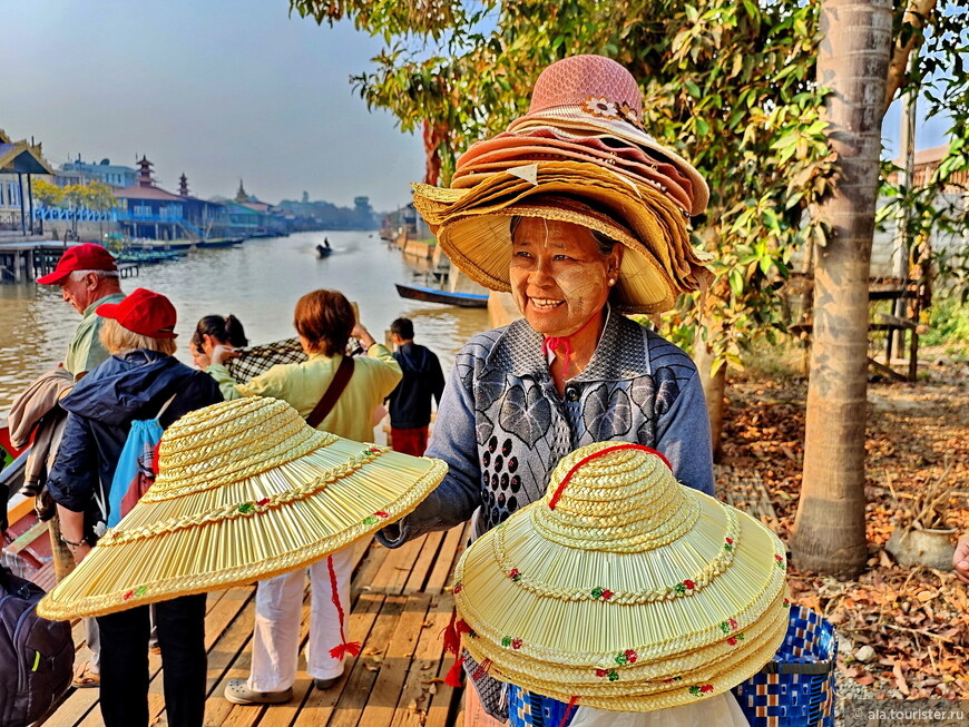 На причале в Ньоншуэ: "Как, вы еще без шляпы?" © Алла Шабалина