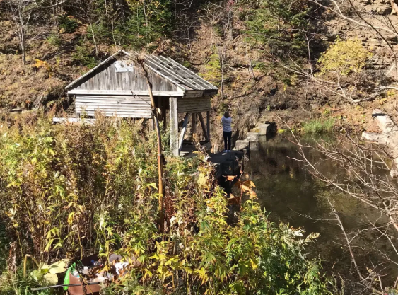 Домик возле плотины