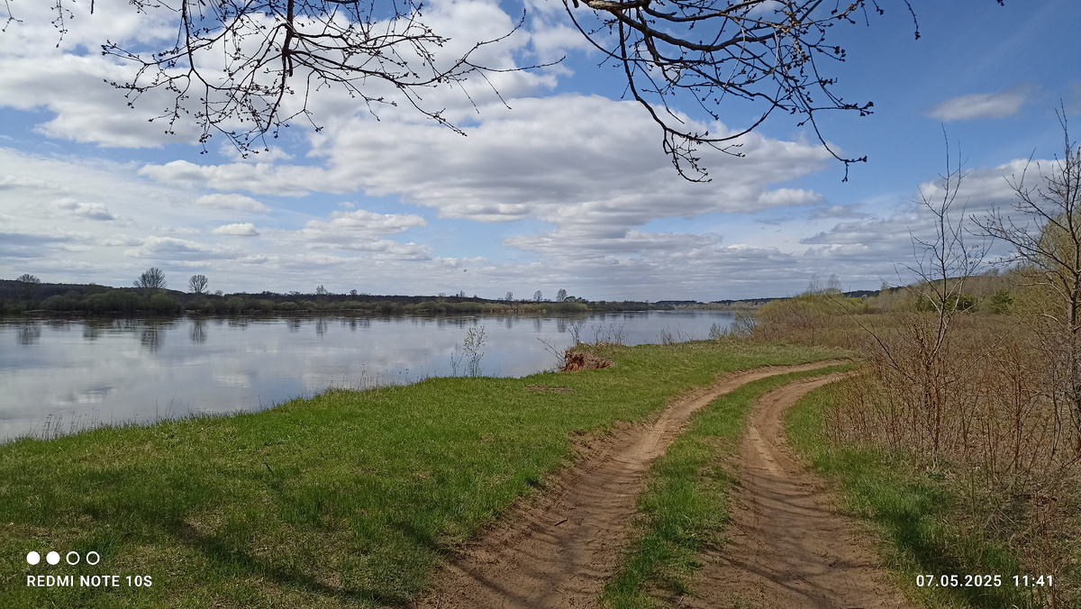 Кучевые облака над рекой Вяткой. Фото автора.