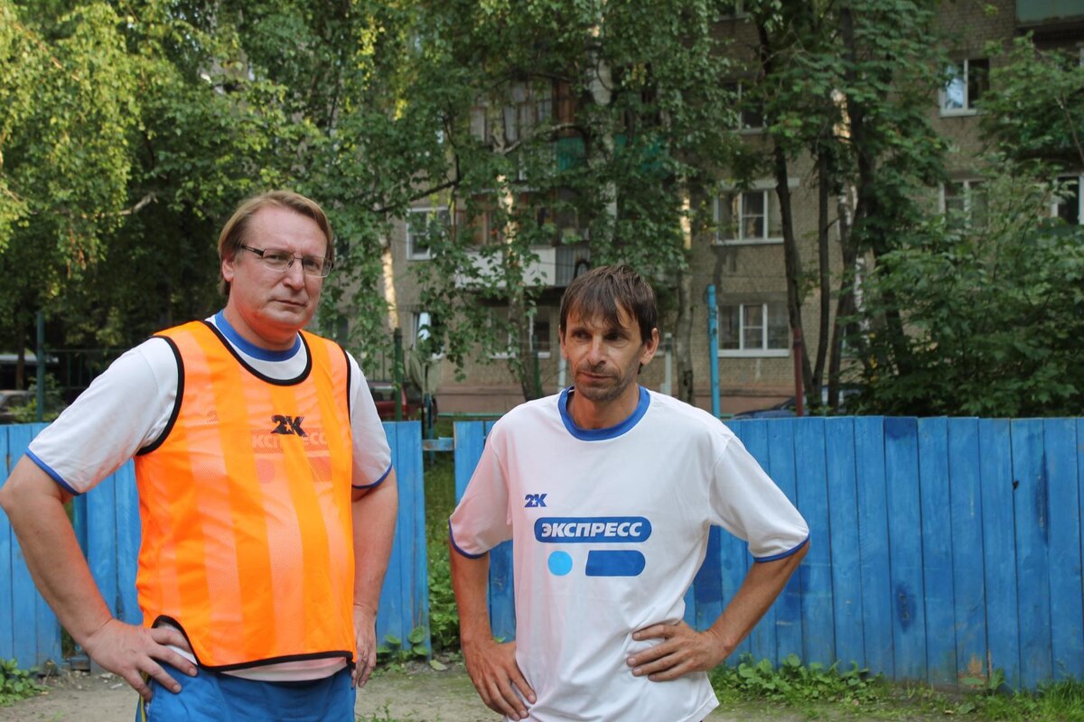 С Михаилом Беловым в день проведения товарищеского матча сборной пензенских журналистов «Репортёр» и командой подросткового клуба «Орлёнок» в 2015 году