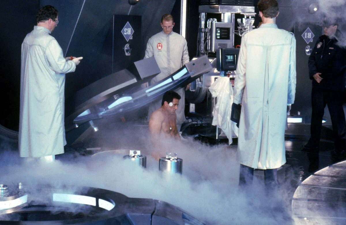 Кадр из х/ф "Разрушитель" с Сильвестером Сталлоне в главной роли. В фильме главнго героя замораживают, чтобы "воскресить" через десятки лет.