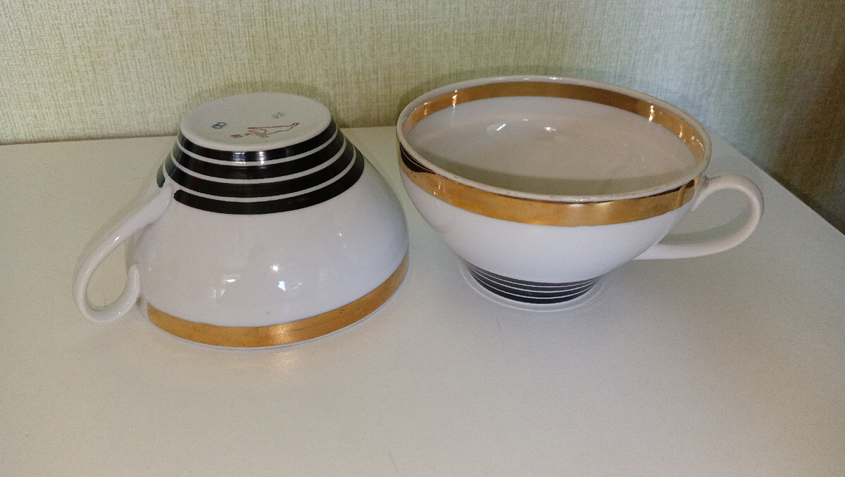 Ретро чашки - в центре вимания. Фото автора