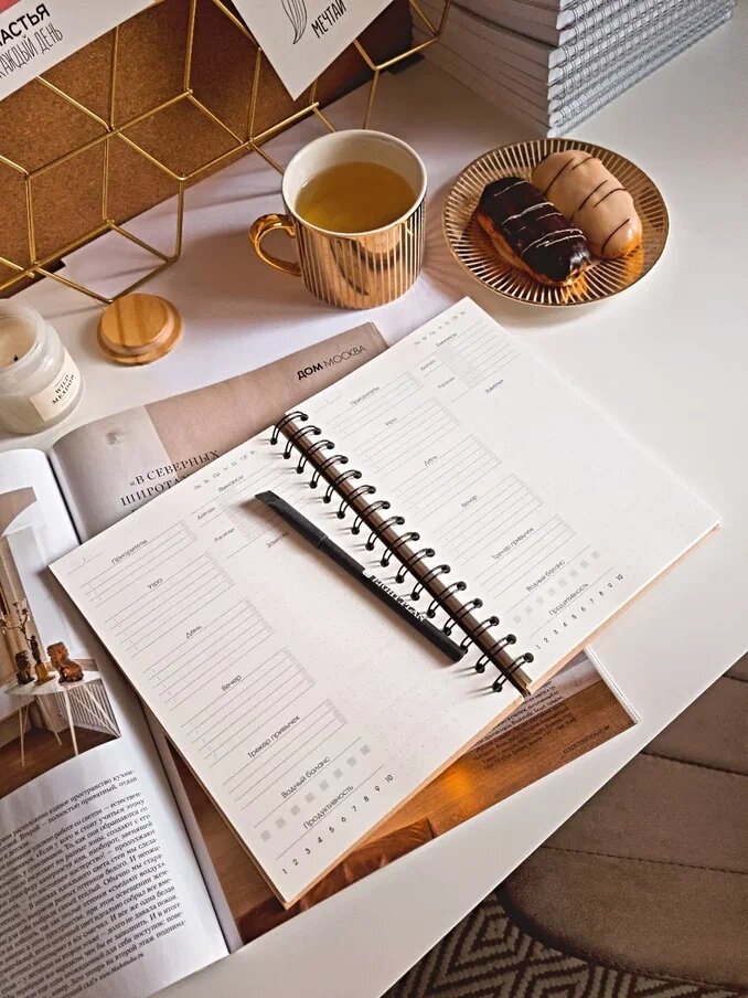 На фото один из ежедневников собственной разработки моего бренда Right Plan.