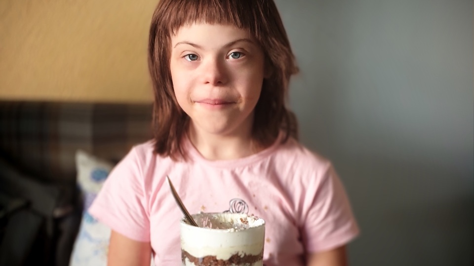 “Слишком умная для коррекционки”: Как девочка с синдромом Дауна заставила систему образования краснеть, а родителей готовится к выпускному