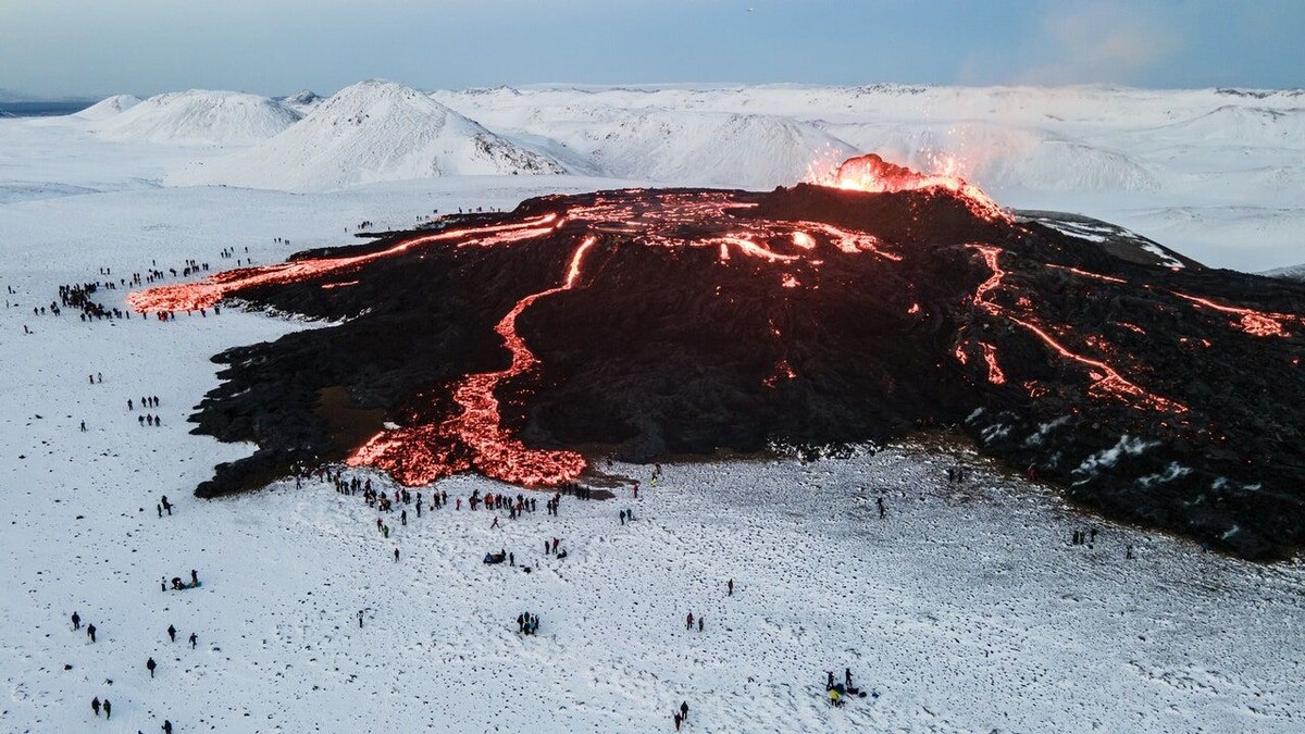 https://ru.pinterest.com/pin/chasing-the-lava-flow-in-iceland--55380270408665166/
