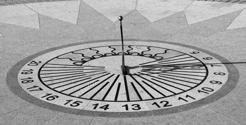 Горизонтальные солнечные часы (гномон) показывают 7 утра