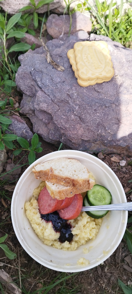 Пшеная каша была суховата, впервые за поход не смогла доесть