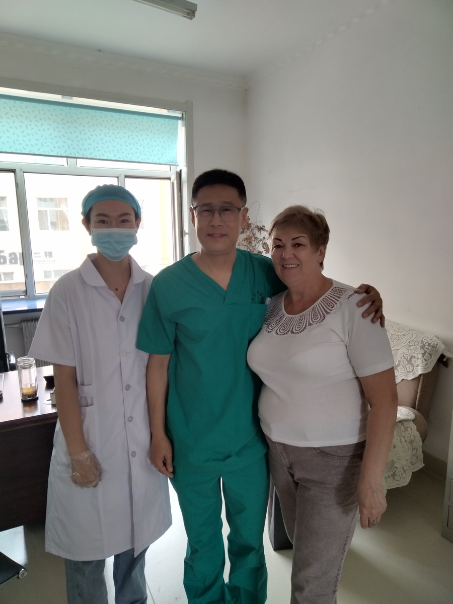 Светлана, с заведующим отделением ортопедии, профессором Ли Чжу Ён.