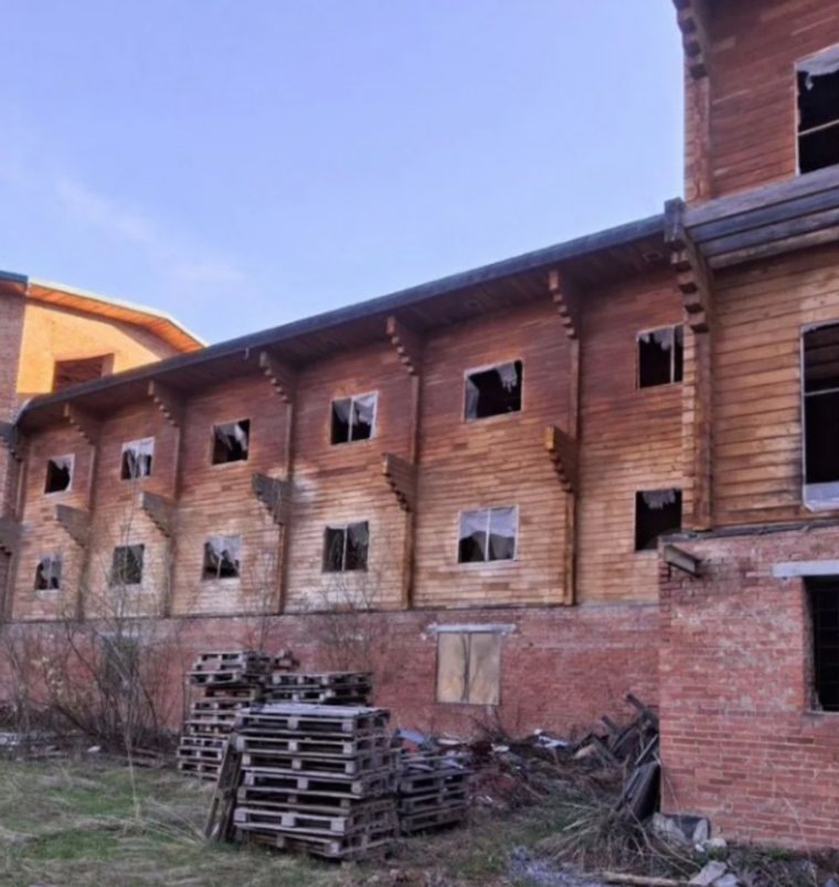 Продавец предлагает покупателю разбирать гостиницу. Фото: сайт «Авито«