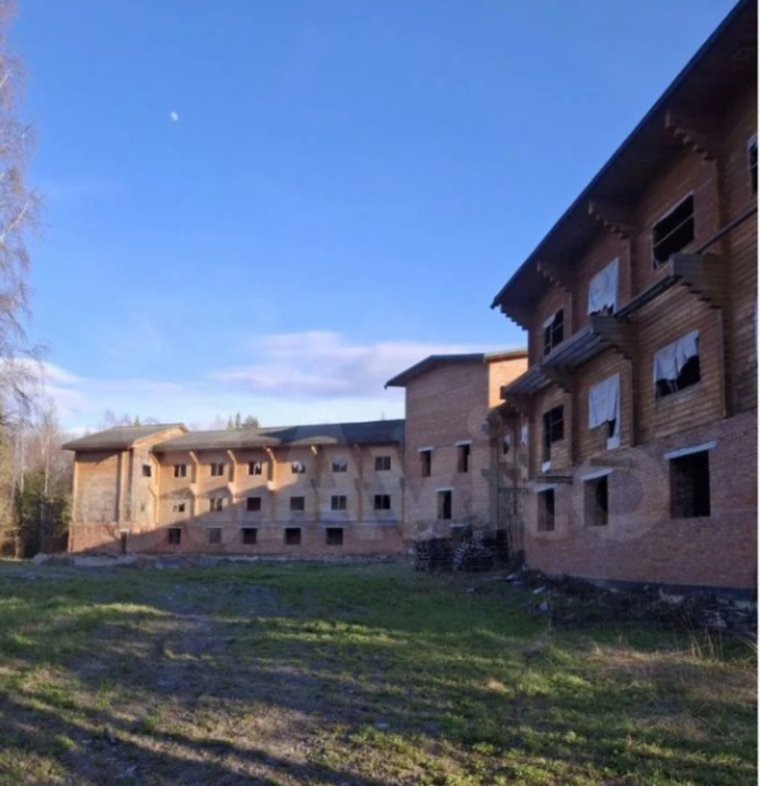 На строительство здания ушло сотни кубометров профилированного бруса. Фото: сайт «Авито«