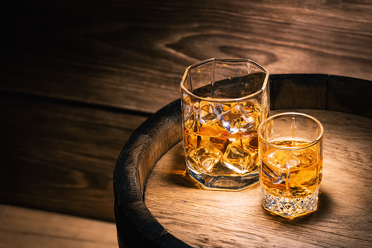 Prilutskiy / Shutterstock / FOTODOM📷Выдержанный ром следует пить в бокале «рокс» и «олд-фешен», как со льдом так и без