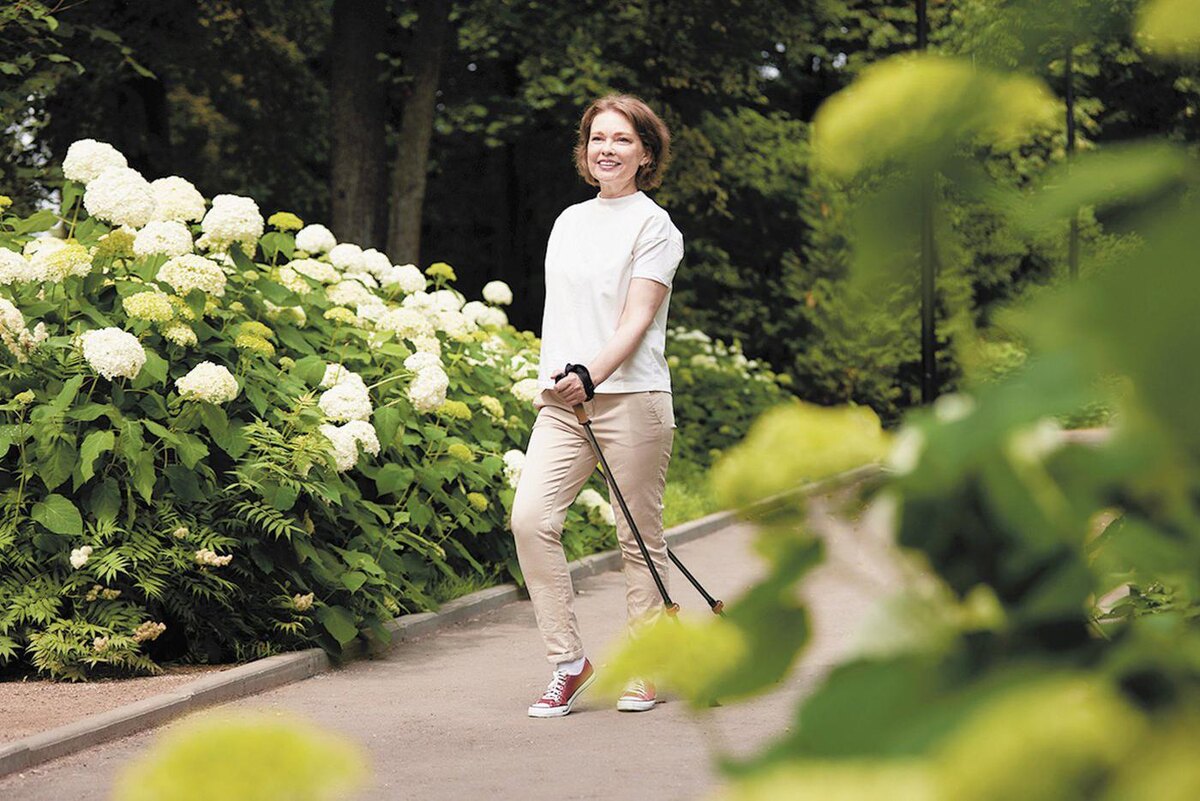 Скандинавская ходьба поднимет настроение и оздоровит. Copyright (c) 2023 Gerain0812/Shutterstock