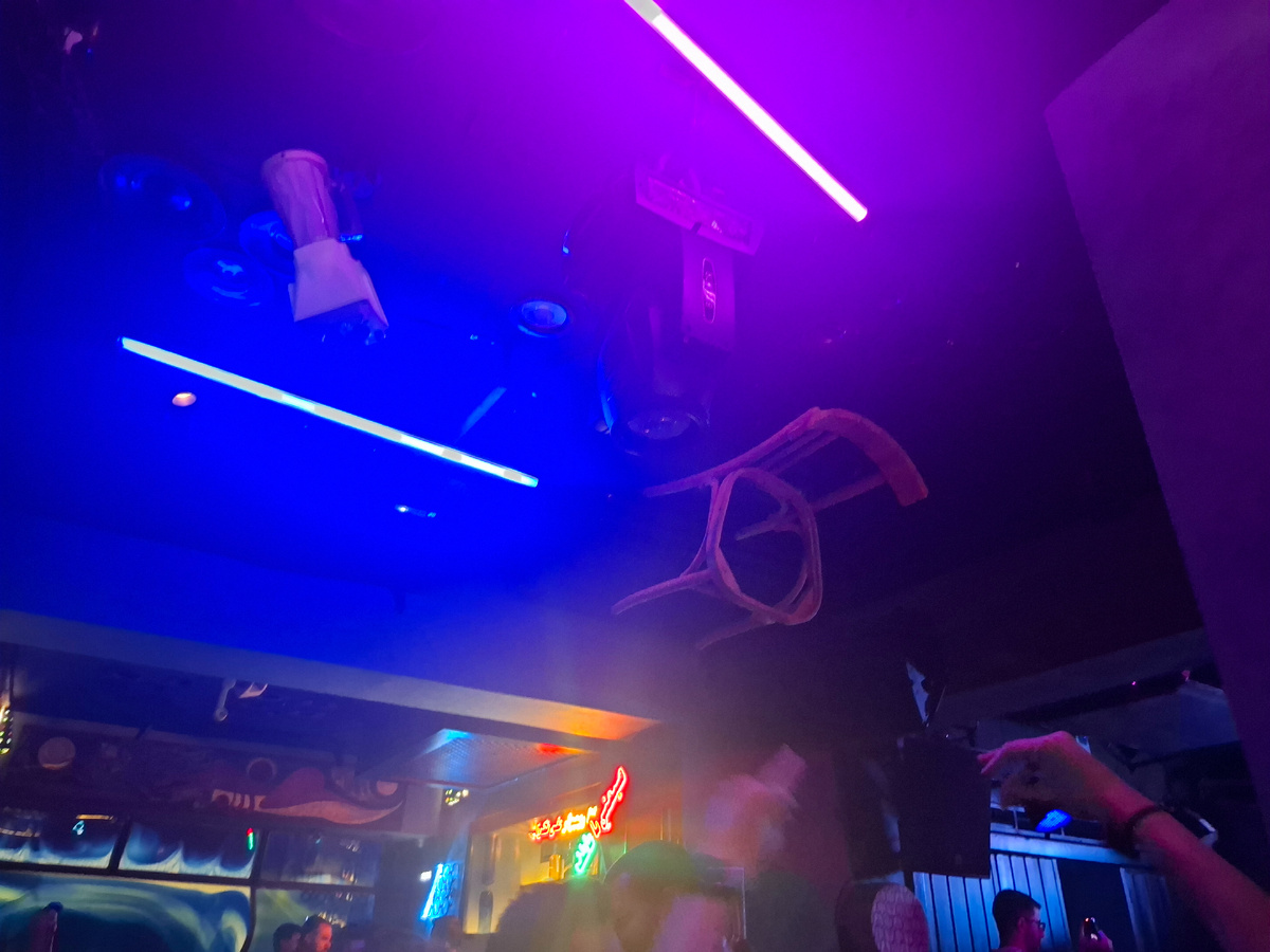 Декорация на потолке в виде перевернутого стула