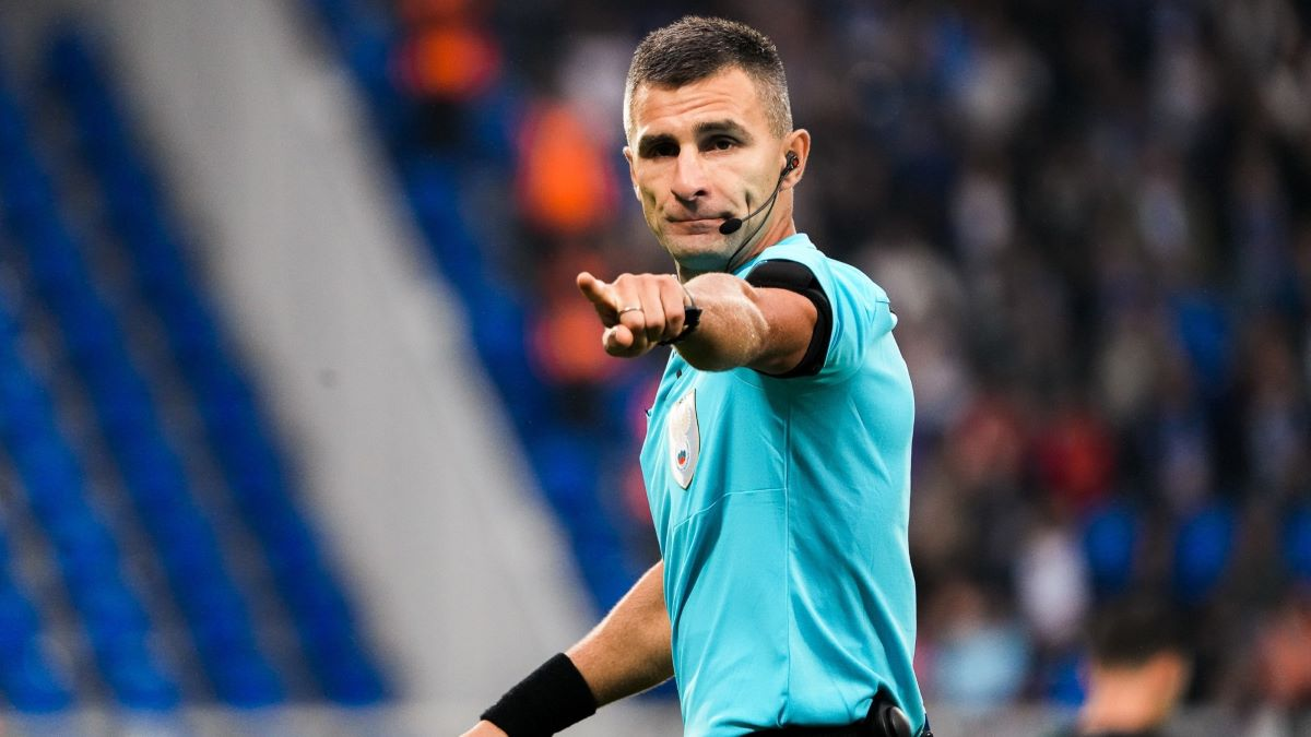 Российский арбитр Алексей Сухой не раз отстранялся до конца сезона. Фото из интернета.