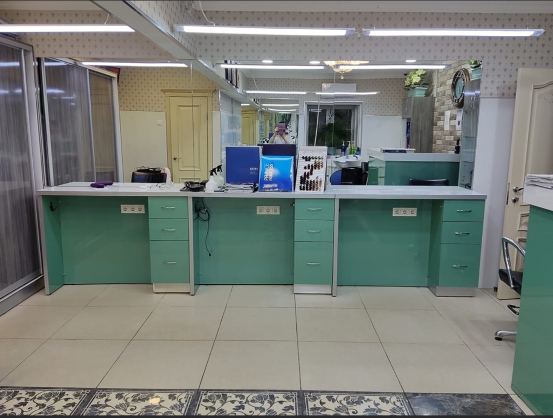 Рабочие места парикмахеров до переезда в новое помещение. Эксплуатация более года, оборудование выглядит новым. Мы аккуратно разобрали, упаковали и перевезли мебель в новое помещение. 