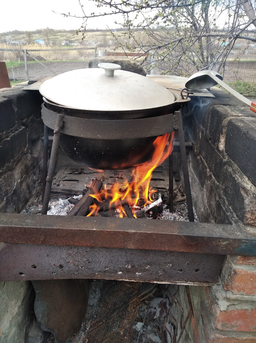 Фото из более ранней весны. Тут просто хорошо видно, где дома под горой. Ну или у нас это холмы.