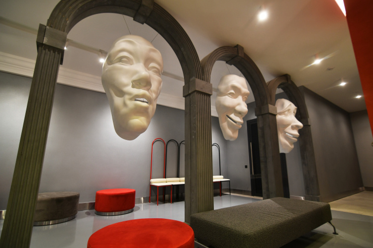    «КАМАЗ тоже в каких-то спектаклях готов участвовать. Была идея сделать постановку о Набережных Челнах. И они сказали: дескать, мы готовы, так сказать, помочь вам финансово для создания спектакля о челнинцах».   
Фото: «БИЗНЕС Online»