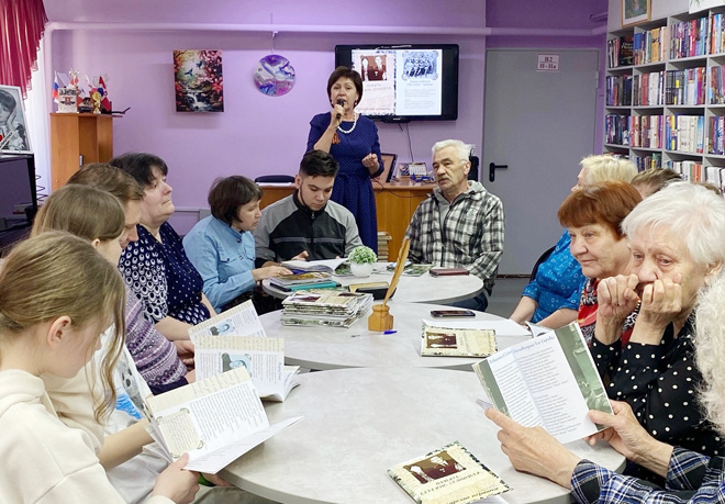Гости литературного кафе Филипповской библиотеки знакомятся со сборником стихов ветерана Великой Отечественной войны Анатолия Чернышева