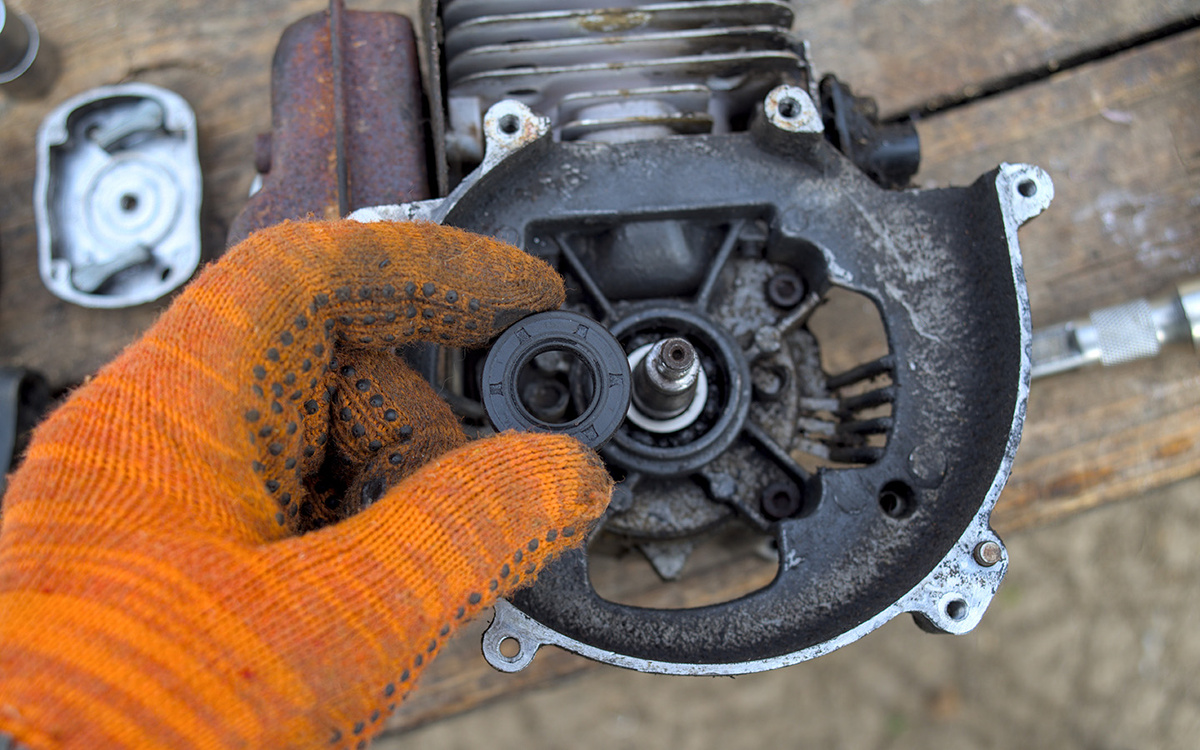 Aleks198 / Shutterstock / FOTODOM📷Название «сальник» пришло из эпохи конных повозок. Тогда на ось, чтобы из точек контакта с втулкой не уходило масло, наматывали войлок, пропитанный салом