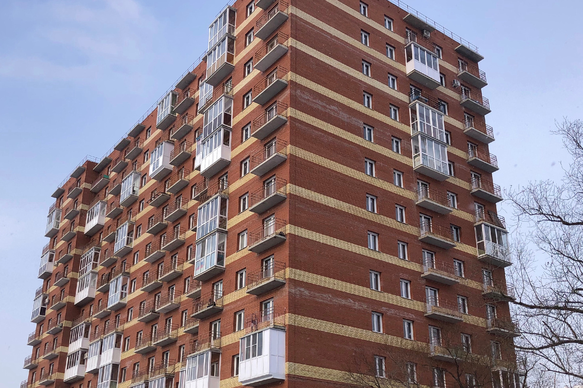 Остекление балкона не должно нарушать внешний вид и архитектуру дома