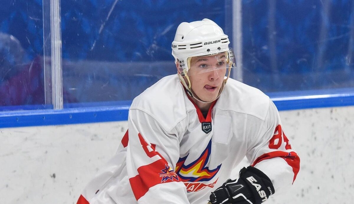 Хоккей — это жизнь полная эмоций, стремлений и незабываемых моментов. Для Николая Ивачева, хоккеиста RHL, этот путь начался с раннего детства, когда его отец, сам когда-то занимавшийся хоккеем, привел сына на лед. В четыре года Николай встал на коньки, и с тех пор хоккей стал неотъемлемой частью его жизни.

Выбор хоккея был для Николая осознанным и искренним.

"Я выбрал хоккей, потому что это мужской, быстрый и красивый спорт", — говорит он.

С самого начала у Николая не было других детских мечт, кроме как стать хоккеистом. Его отец, который до 18 лет профессионально занимался хоккеем, стал для Николая не только наставником, но и настоящим примером.

"Именно отец поставил меня на коньки и помогал развиваться во всех аспектах этого вида спорта до 12 лет. Он всегда был рядом, поддерживал и вдохновлял меня", — вспоминает Николай.

Несмотря на напряженные тренировки и матчи, Николай находит время для отдыха. Он предпочитает проводить свободное время с пользой: пробежки на свежем воздухе, рыбалка и плавание помогают ему расслабиться и восстановить силы.

"Это отличный способ отвлечься от хоккея и зарядиться энергией", — делится он.

Семья Николая играет важную роль в его жизни. Они полностью поддерживают спортсмена во всех начинаниях и всегда следят за его играми.

"Моя семья смотрит мои матчи и болеет всем сердцем. Это придает мне сил и уверенности", — говорит он с гордостью.

Для Николая самым главным кумиром является его отец.

"Он для меня пример воспитания, стремления к своим целям и стойкости характера", — подчеркивает хоккеист.

Отец стал для него не только наставником на льду, но и жизненным ориентиром.

В хоккее Николай ценит непредсказуемость матчей, скорость игры и азарт.

"Это тот спорт, который способен подарить эмоции, которые не сравнить ни с чем другим", — говорит он.

Каждая игра для Николая — это возможность испытать себя, проявить свои лучшие качества и насладиться атмосферой соревнований.