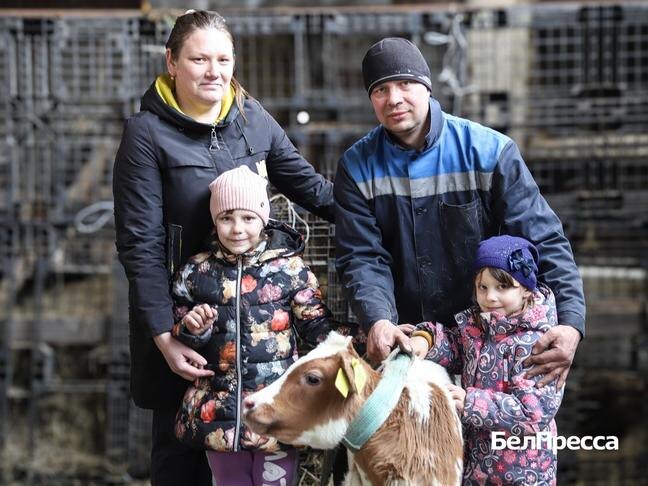 Следить за хозяйством Сергею Звезде помогают жена и дети / Фото: Валерия Шатько