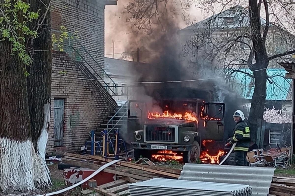    В ЕАО 10-летние дети сожгли ЗИЛ на территории школы