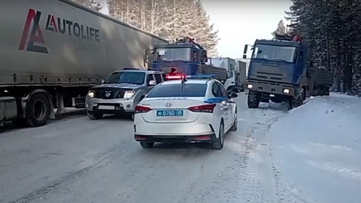 В феврале пару суток на участке с 26 по 100 км трассы «Байкал» творилась жуть. Мороз, штормовой ветер, метели и обильный снег сделали свое дело – горные перевалы стали слабо проходимы для большегрузов. И гаишники ограничили им проезд