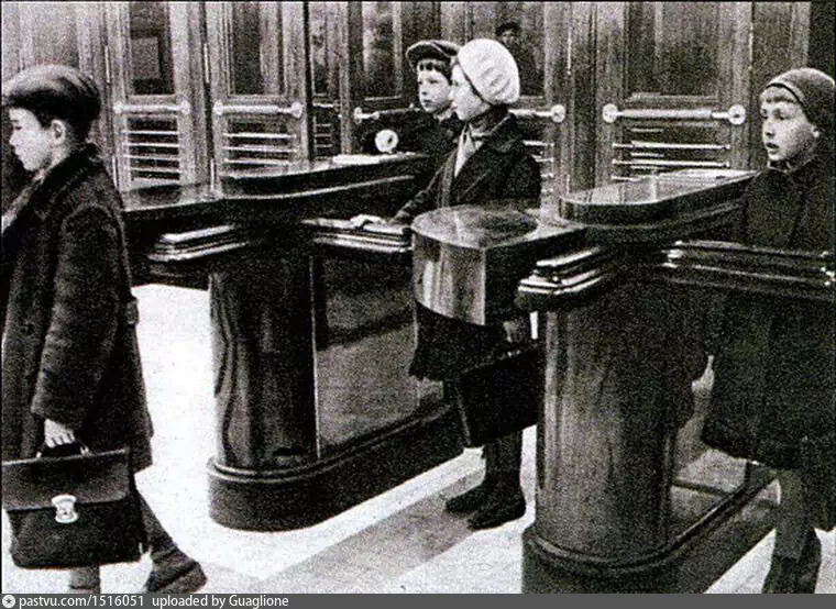 Турникеты на станции "Красные ворота". Вопреки популярному мнению, что эта техника для контроля оплаты проезда появилась лишь в 1950-х, турникеты стали существовать ещё в 1935 году. Об этом даже в газетах того времени можно прочитать. Но устанавливать их стали уже осенью. С сайта www.pastvu.com.