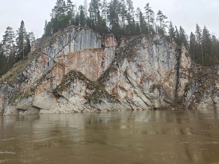 Камень Гусельный. Таких видов на Чусовой множество. Фото: Данил Постаногов