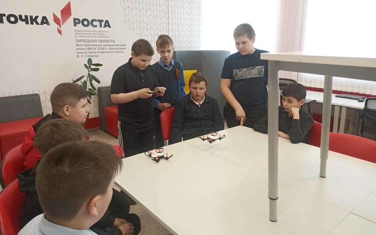    Липецкие школьники учатся управлять квадрокоптерами Министерства образования Липецкой области
