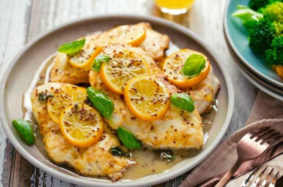 Куриные грудки в лимонном соусе.