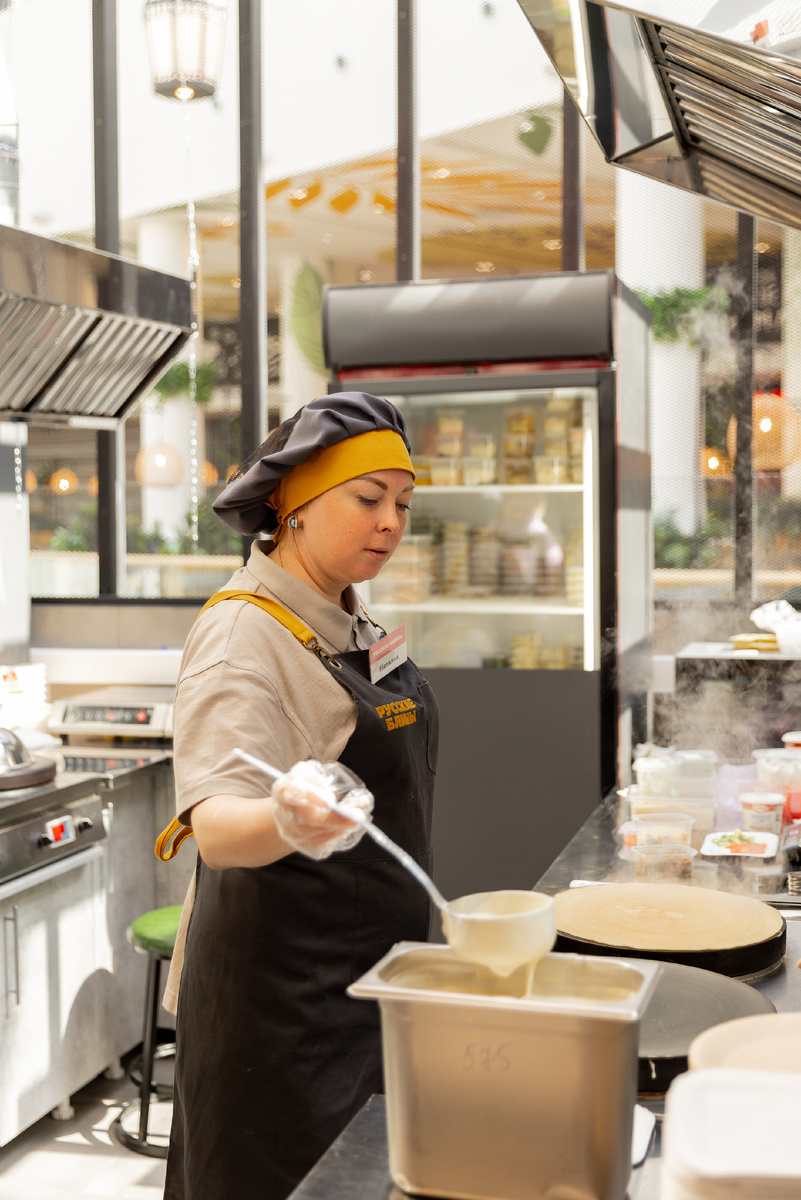 Горячие, с пылу с жару — вкуснейшие блинчики прямо на ваших глазах