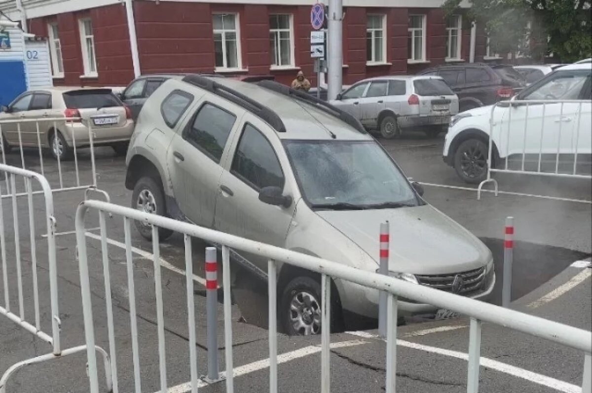    Автомобиль ушел под асфальт из-за коммунальной аварии в Барнауле