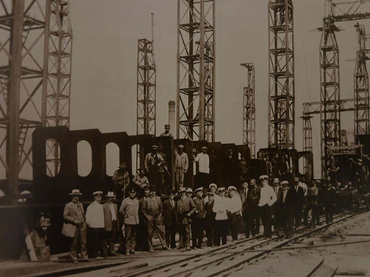 Херсон, эллинг строится одновременно с кораблем.